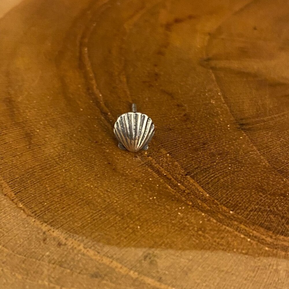 Single Retired James Avery Scallop Shell Stud Ear… - image 1